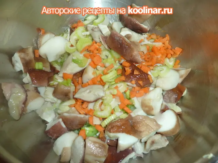 Ароматный, быстрый, невероятно вкусный суп с белыми грибами и чечевицей: шаг 5