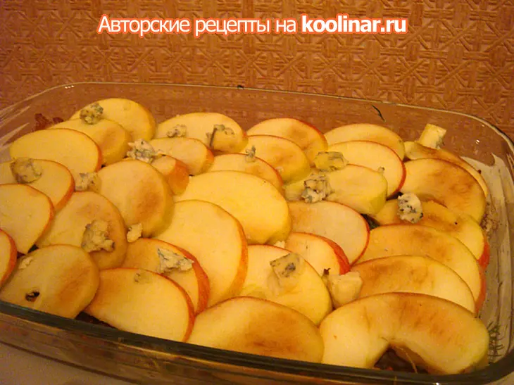Свинина с яблоками под "крышкой" из теста: шаг 4
