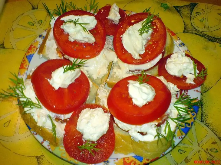 Бутерброды с брынзой и помидорами: шаг 1