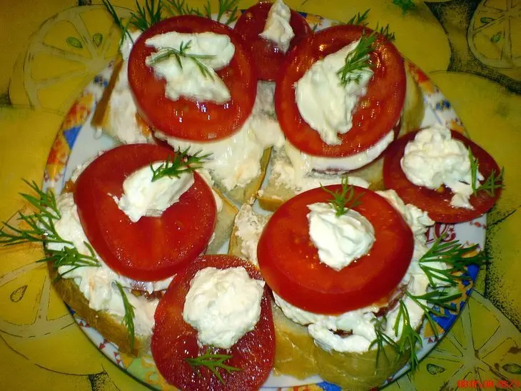 Бутерброды с брынзой и помидорами: шаг 2