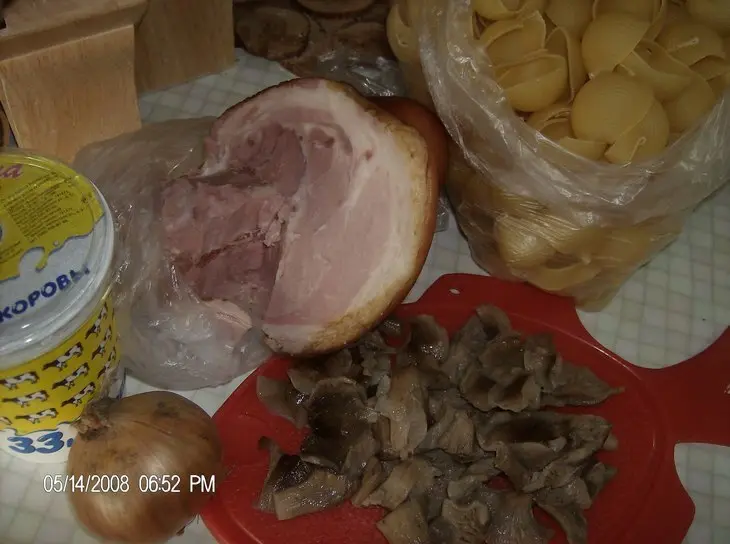 Паста с копченной рулькой и грибами: шаг 1