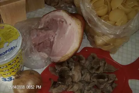 Паста с копченной рулькой и грибами: шаг 1