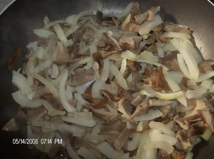 Паста с копченной рулькой и грибами: шаг 3