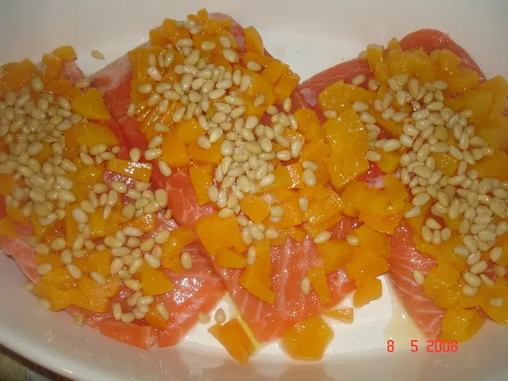 Лосось запеченный с персиком и орешками: шаг 1