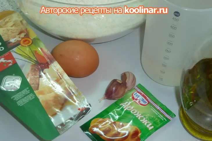 Сфинцуни  на чесночном тесте с курицей, моцареллой и сыром пекорино: шаг 1