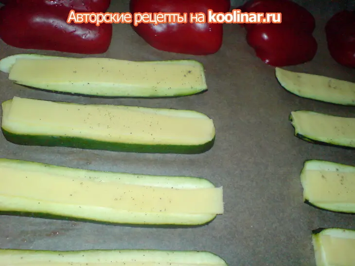 Салат из запечённых перцев и цуккини с сыром: шаг 3