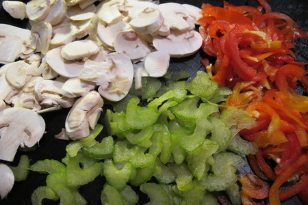 Китайский  салат из  шпината, риса, изюма и шампиньонов: шаг 2