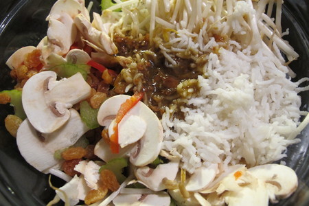 Китайский  салат из  шпината, риса, изюма и шампиньонов: шаг 3