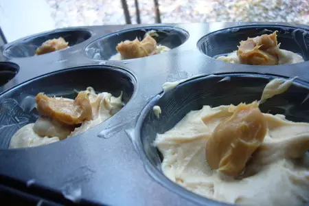 Арахисовые кексы с варёной сгущёнкой: шаг 3