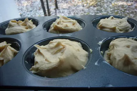Арахисовые кексы с варёной сгущёнкой: шаг 4