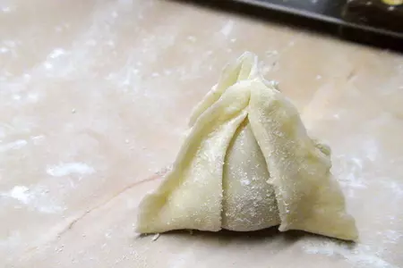 Паровые пельмени с куриной начинкой в виде всё тех же цветов лотоса.: шаг 11