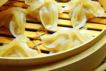 Паровые пельмени с куриной начинкой в виде всё тех же цветов лотоса.: шаг 14