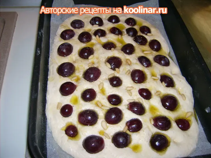 Осенняя фокачча с виноградом и кедровыми орехами: шаг 1