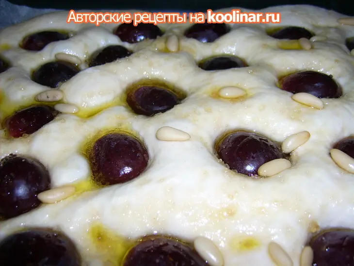 Осенняя фокачча с виноградом и кедровыми орехами: шаг 2