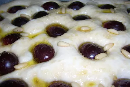Осенняя фокачча с виноградом и кедровыми орехами: шаг 2
