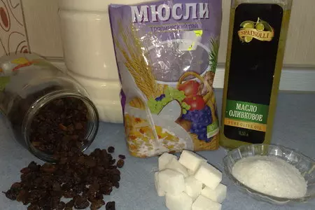 Глазированные булочки с изюмом и мюсли: шаг 1