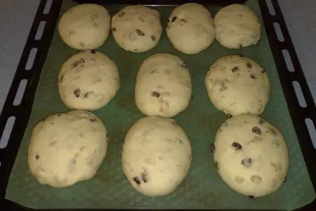 Глазированные булочки с изюмом и мюсли: шаг 6