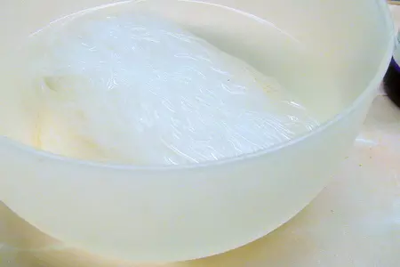 Фунчоза с печёной свёклой и яичными блинчиками.: шаг 2