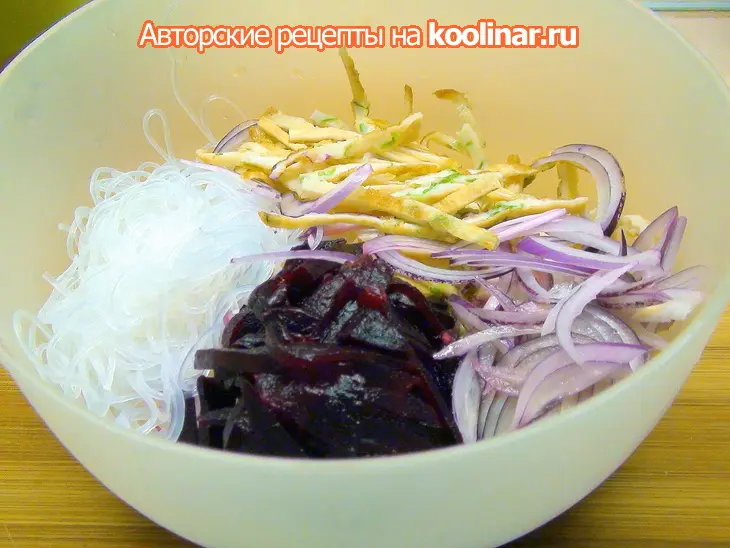 Фунчоза с печёной свёклой и яичными блинчиками.: шаг 3