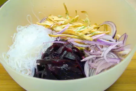 Фунчоза с печёной свёклой и яичными блинчиками.: шаг 3