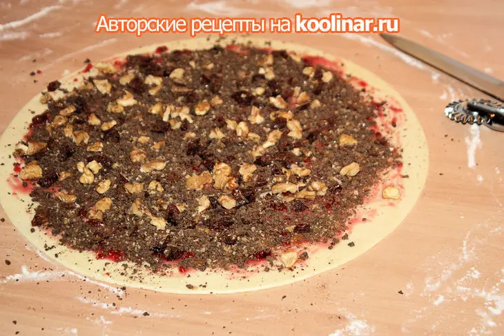 Рогалики с орехово-шоколадной начинкой: шаг 6