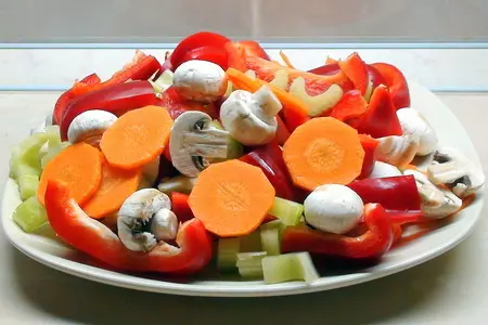 Маринованные морепродукты и овощи и плюс салат к новому году: шаг 1
