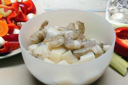 Маринованные морепродукты и овощи и плюс салат к новому году: шаг 2