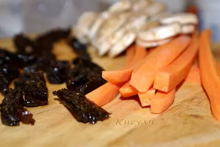 Рулет из индейки с морковью и черносливом: шаг 2