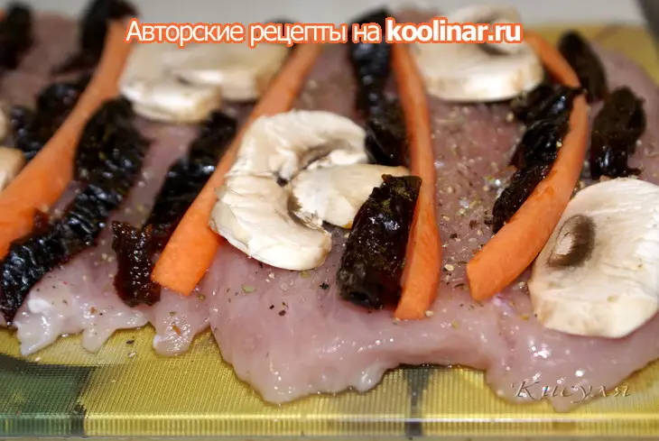Рулет из индейки с морковью и черносливом: шаг 3