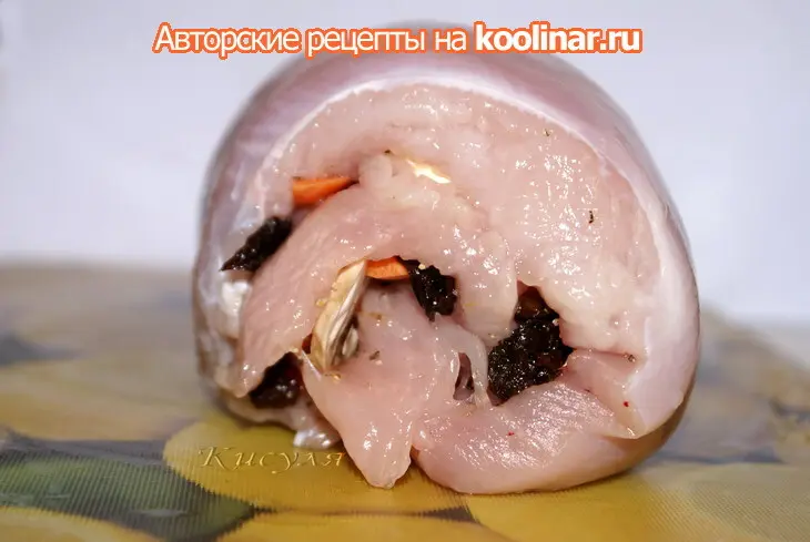 Рулет из индейки с морковью и черносливом: шаг 4