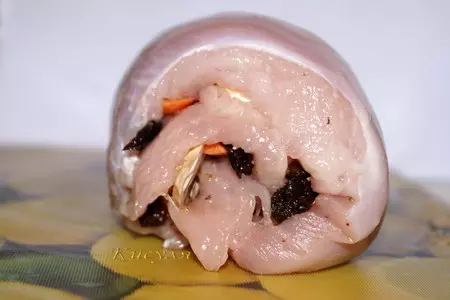Рулет из индейки с морковью и черносливом: шаг 4