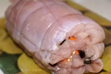 Рулет из индейки с морковью и черносливом: шаг 5