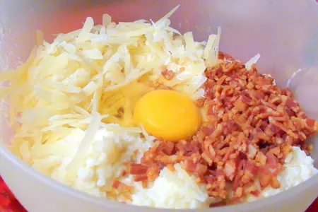 Биточки из пшёнки с беконом и пармезаном.: шаг 3