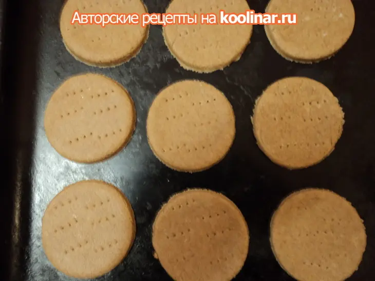 Ржаное соленое печенье, как основа для закусок,  и закуски с баклажанами и сыром: шаг 1