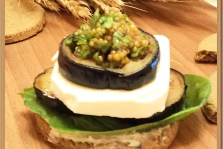 Ржаное соленое печенье, как основа для закусок,  и закуски с баклажанами и сыром: шаг 3