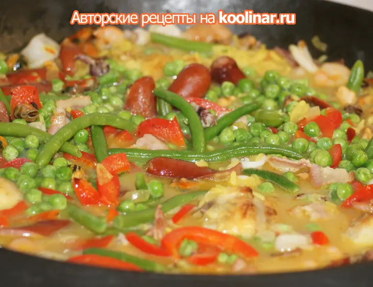Паэлья с куриными ножками, морепродуктами и зеленым горошком: шаг 1