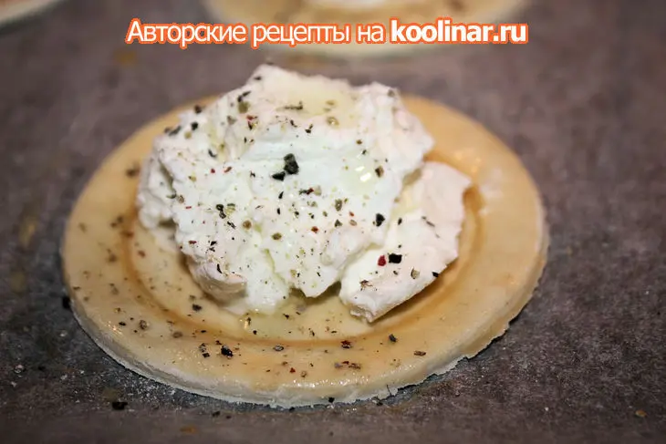 Запеченный козий сыр с «тар-таром» из ананаса: шаг 4