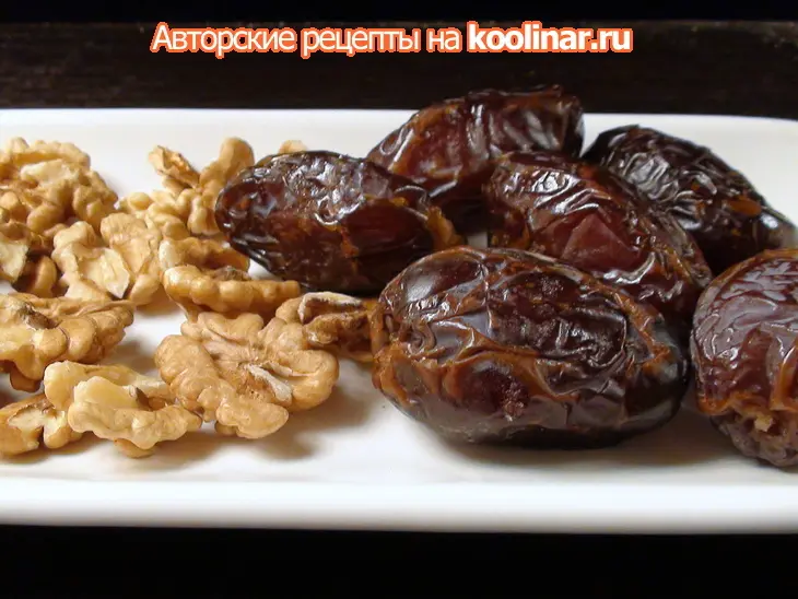Финики с орешками в беконе, закуска на праздничный стол: шаг 1