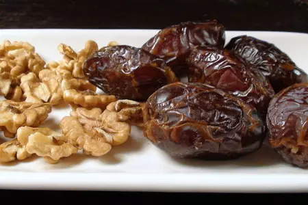 Финики с орешками в беконе, закуска на праздничный стол: шаг 1