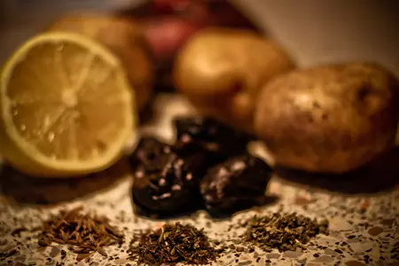 Тушеный картофель с черносливом и тмином: шаг 1