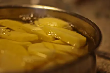 Тушеный картофель с черносливом и тмином: шаг 2