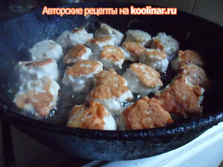 Паста с куриными фрикадельками в томатных сливках: шаг 2