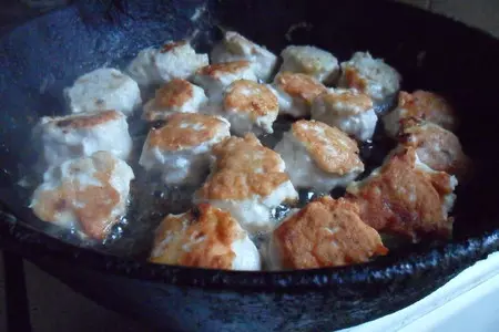 Паста с куриными фрикадельками в томатных сливках: шаг 2