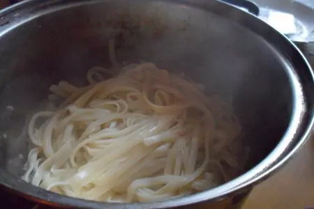 Паста с куриными фрикадельками в томатных сливках: шаг 7