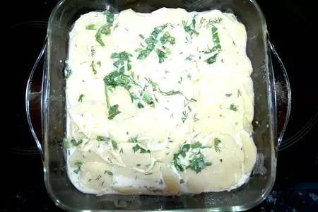 Картофель запеченный с овощами в сметано-сырной заправке: шаг 3