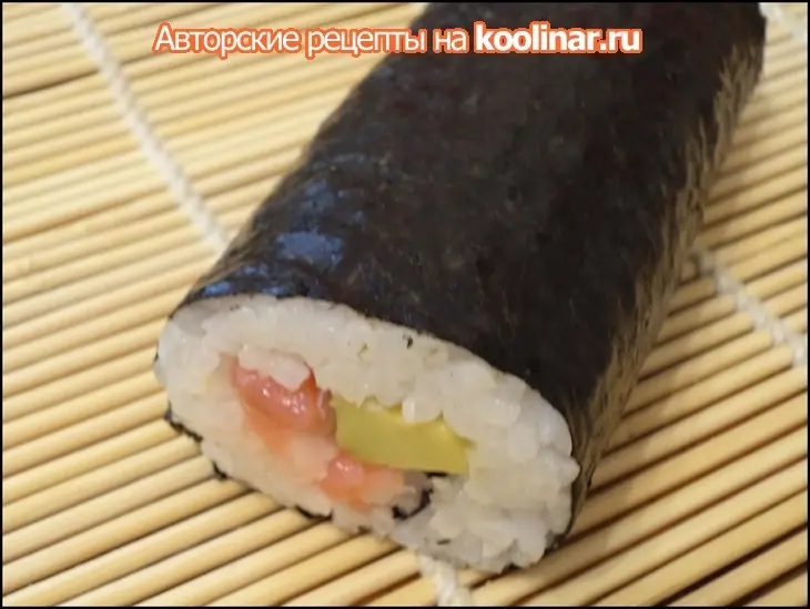 Маки суши  с тешой семги и авокадо.: шаг 3