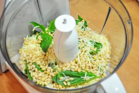 Куриные грудки, фаршированные соусом песто +соус песто(рецепт выходного дня): шаг 1