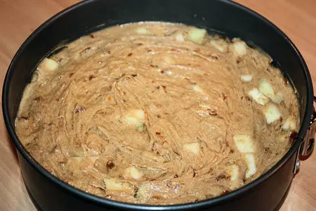 Ароматный яблочный пирог с корицей и карамелью: шаг 8