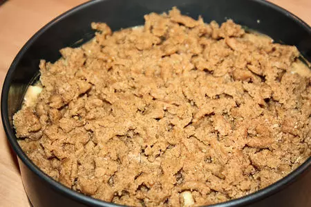 Ароматный яблочный пирог с корицей и карамелью: шаг 10