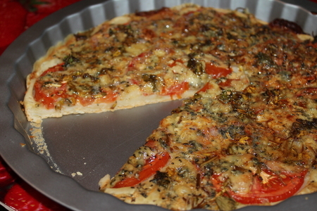 Пицца с голубым сыром, помидорами и зеленью: шаг 1